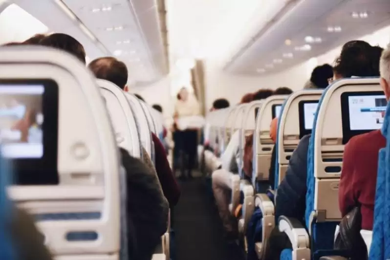 亚裔女遭空服歧视 被威胁赶下飞机“几乎成空中囚犯”