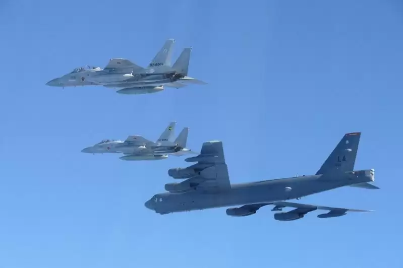 回敬中俄绕飞 美日战机联合军演 B-52轰炸机、F-15伴飞
