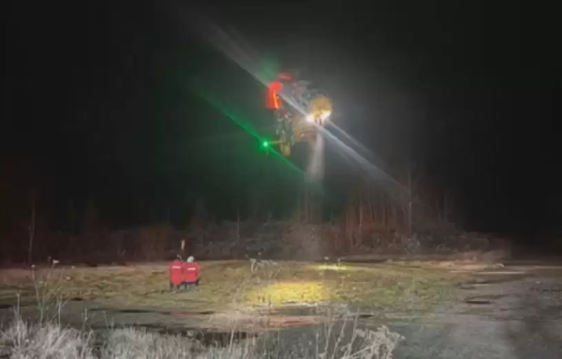 卑诗洪水一夕暴涨毁坏桥梁    搜救队漏夜营救孤岛上5人4犬