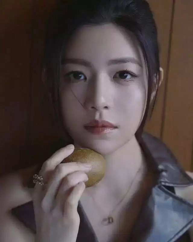狙击蝴蝶拿捏姐弟恋，42岁陈妍希离婚后活成少女，你羡慕吗？