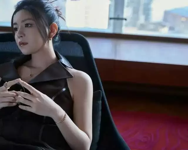狙击蝴蝶拿捏姐弟恋，42岁陈妍希离婚后活成少女，你羡慕吗？