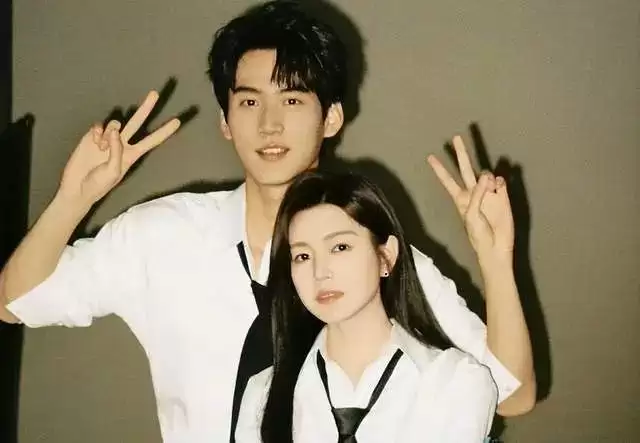 狙击蝴蝶拿捏姐弟恋，42岁陈妍希离婚后活成少女，你羡慕吗？