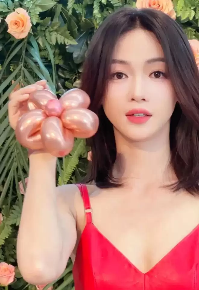 “魏璎珞”吴谨言靓丽写真露大美腿！不是丰乳肥臀也性感