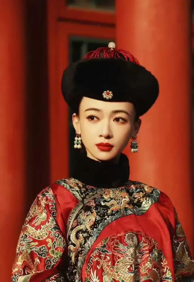 “魏璎珞”吴谨言靓丽写真露大美腿！不是丰乳肥臀也性感
