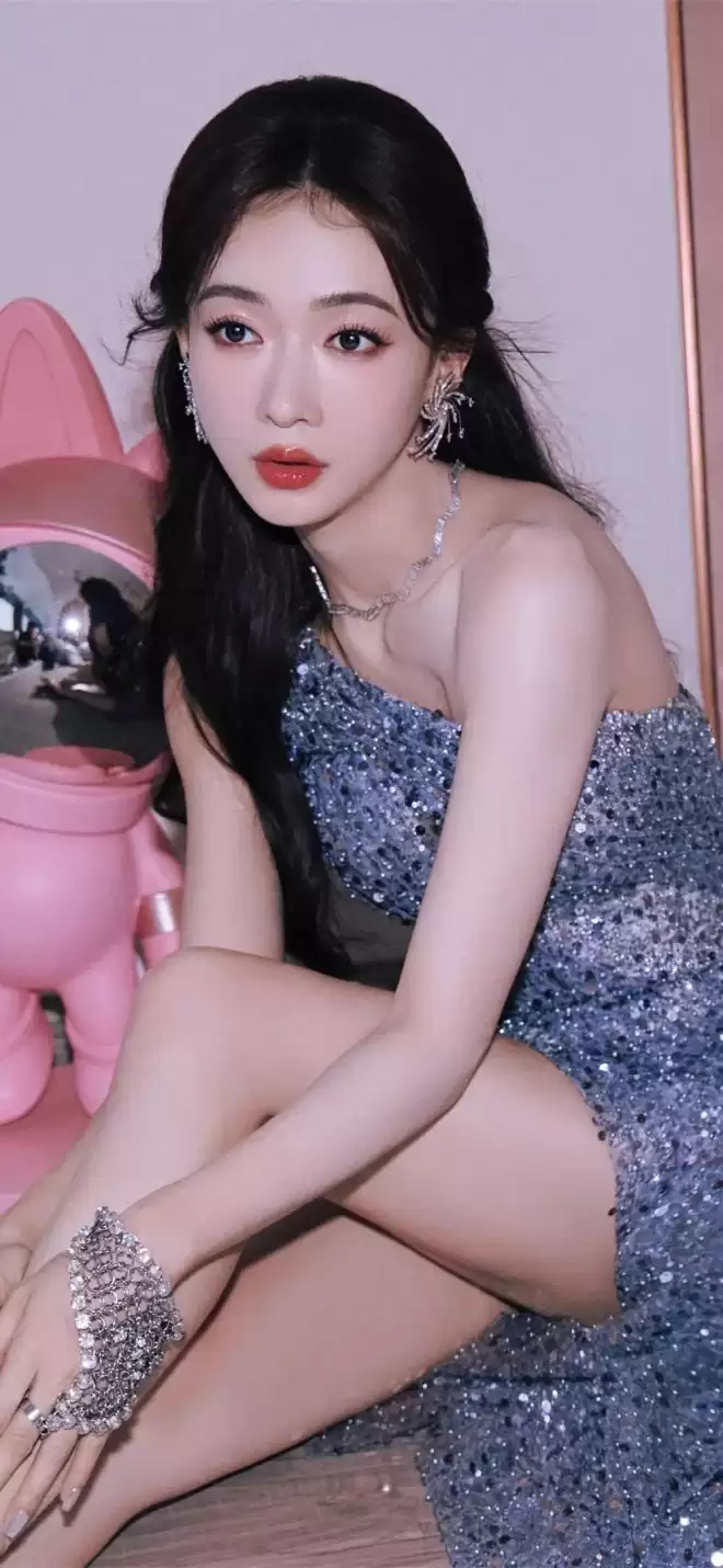 “魏璎珞”吴谨言靓丽写真露大美腿！不是丰乳肥臀也性感