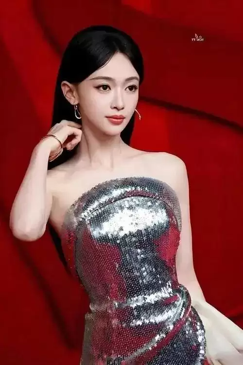 “魏璎珞”吴谨言靓丽写真露大美腿！不是丰乳肥臀也性感