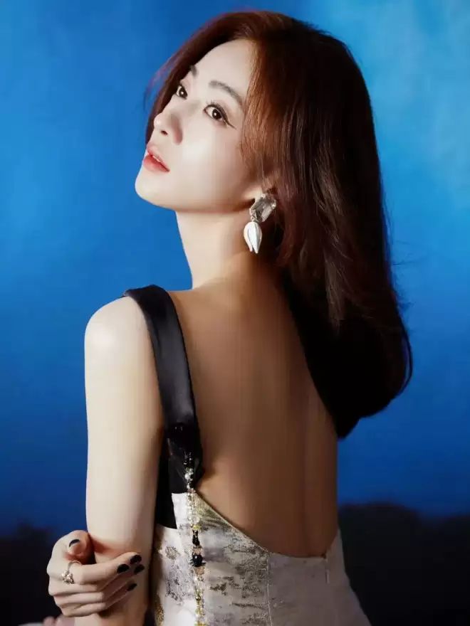 “魏璎珞”吴谨言靓丽写真露大美腿！不是丰乳肥臀也性感