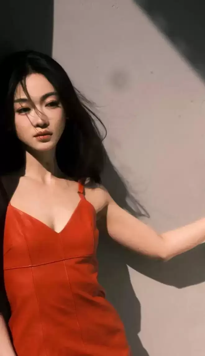 “魏璎珞”吴谨言靓丽写真露大美腿！不是丰乳肥臀也性感