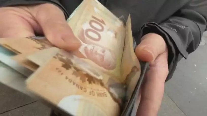 温市华裔男子前往赌场时遭拦截  没收1.2万元现金