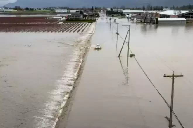 "此生最可怕洪水"！大温附近10万人撤离！人跪在车顶求救