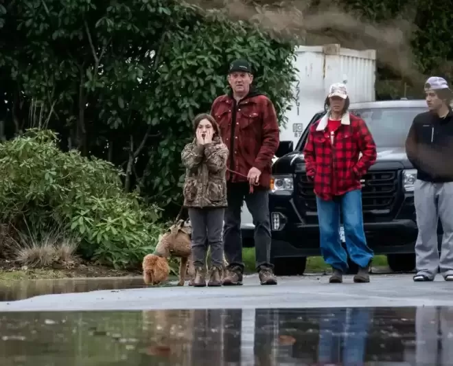"此生最可怕洪水"！大温附近10万人撤离！人跪在车顶求救
