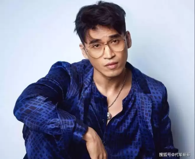 爸爸是导演，妈妈是演员，47岁演《大生意人》终于红了
