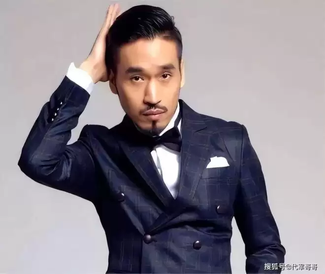 爸爸是导演，妈妈是演员，47岁演《大生意人》终于红了