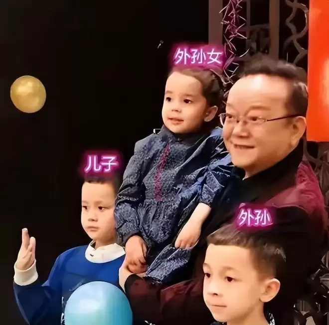 77岁王刚垂垂老矣，妻子却要为真爱照顾三位老人