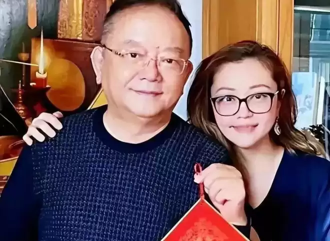77岁王刚垂垂老矣，妻子却要为真爱照顾三位老人