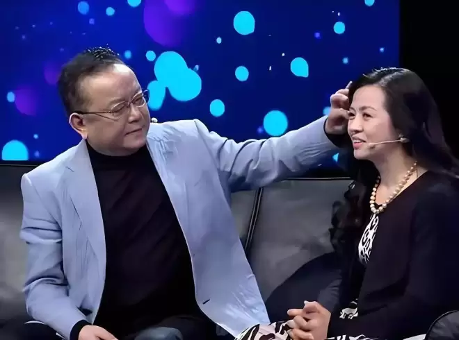 77岁王刚垂垂老矣，妻子却要为真爱照顾三位老人