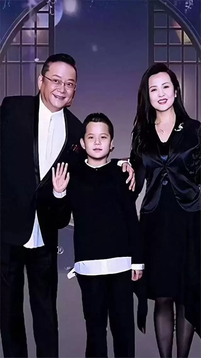77岁王刚垂垂老矣，妻子却要为真爱照顾三位老人