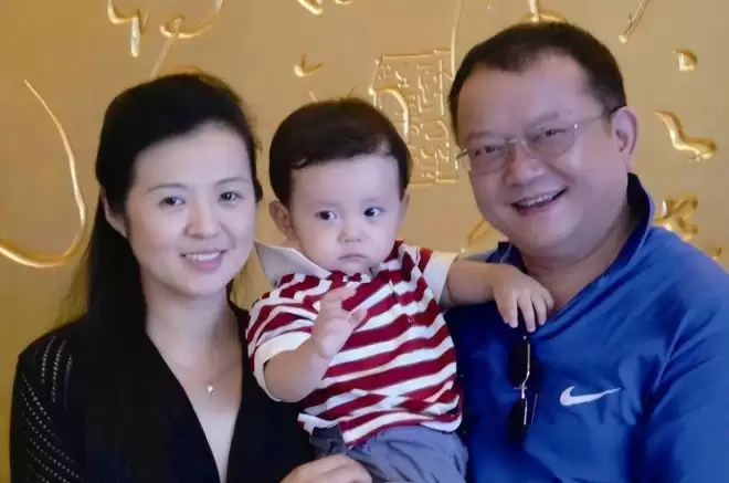 77岁王刚垂垂老矣，妻子却要为真爱照顾三位老人