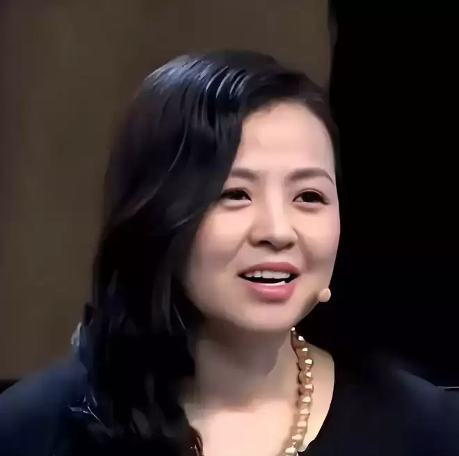 77岁王刚垂垂老矣，妻子却要为真爱照顾三位老人