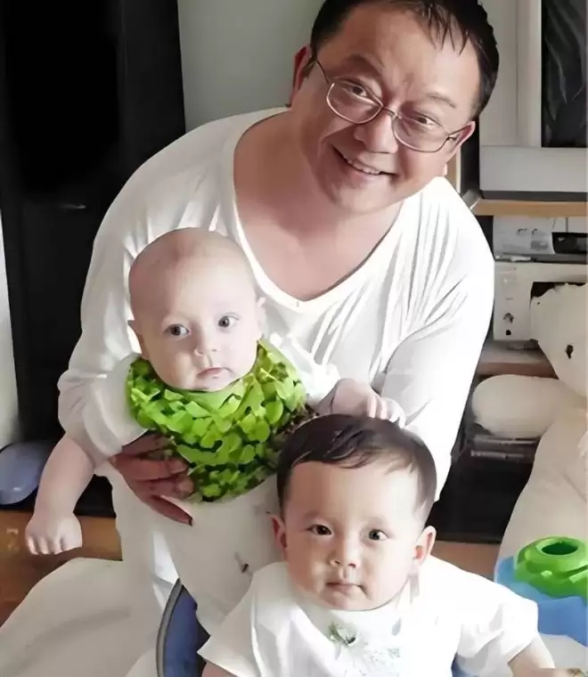 77岁王刚垂垂老矣，妻子却要为真爱照顾三位老人