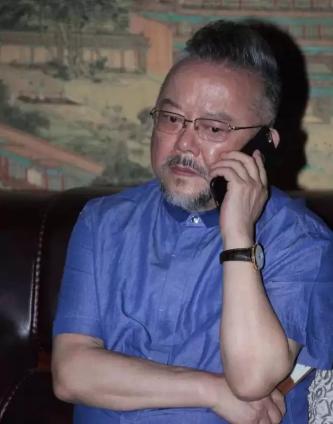 77岁王刚垂垂老矣，妻子却要为真爱照顾三位老人
