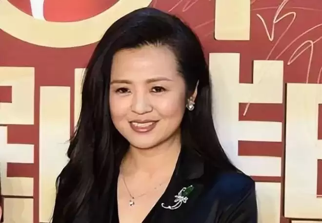 77岁王刚垂垂老矣，妻子却要为真爱照顾三位老人