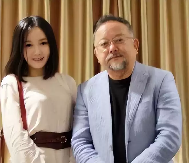 77岁王刚垂垂老矣，妻子却要为真爱照顾三位老人