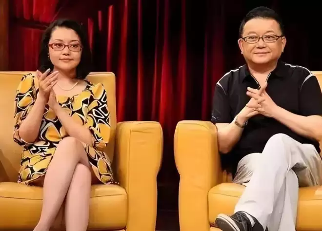 77岁王刚垂垂老矣，妻子却要为真爱照顾三位老人