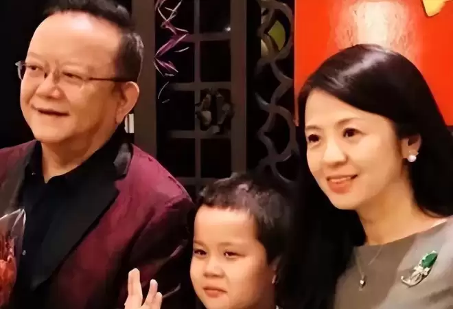 77岁王刚垂垂老矣，妻子却要为真爱照顾三位老人