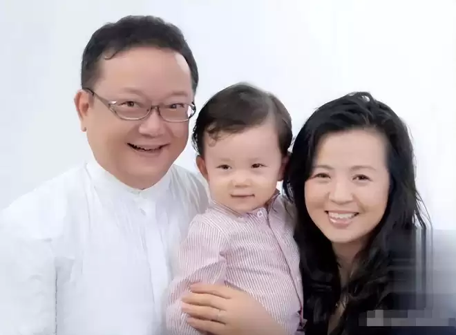 77岁王刚垂垂老矣，妻子却要为真爱照顾三位老人
