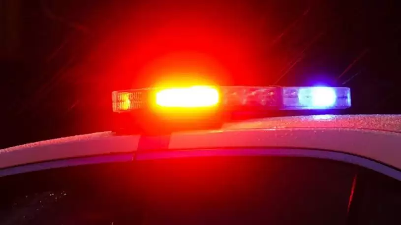 北温19岁男司机驾宝马撞树当场死亡一乘客重伤