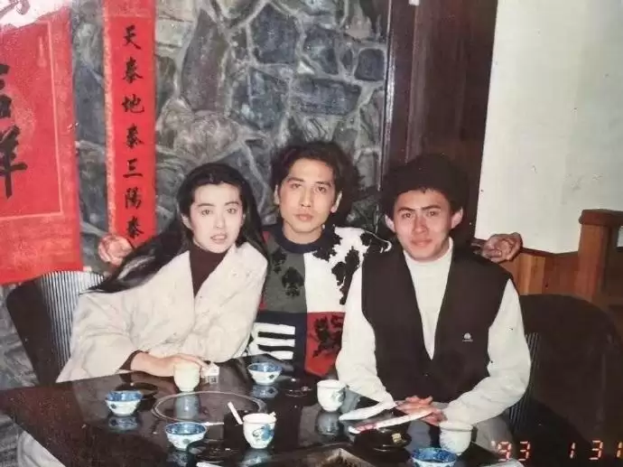 王祖贤“26岁盛世美颜”再现 生日私照流出 惊喜同框前男友齐秦