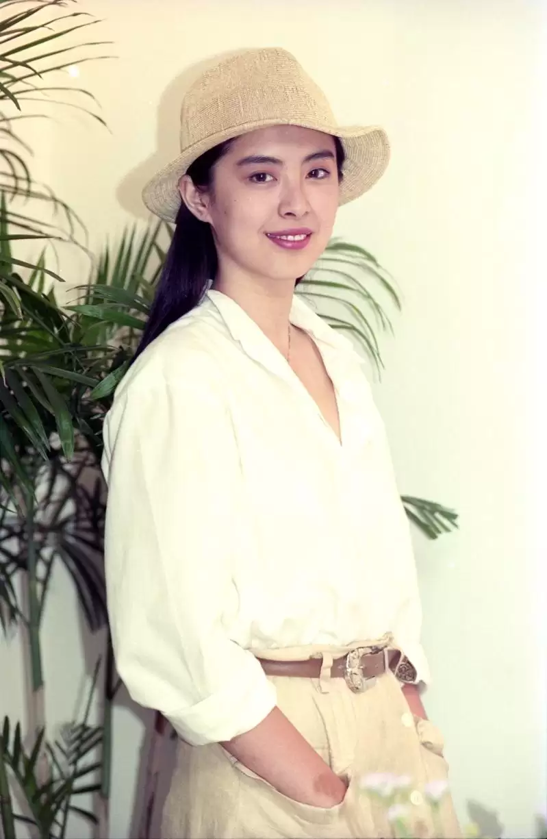 王祖贤“26岁盛世美颜”再现 生日私照流出 惊喜同框前男友齐秦