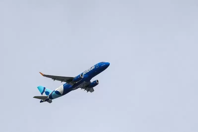 险空中相撞美军加油机 捷蓝航空：军机横切航道
