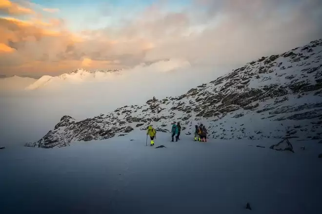 为给大学生拍登顶照片 向导从5300米雪山坠亡