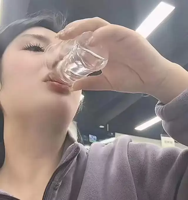 河南美女“大晨”去世年仅28岁,一口能喝三两白酒