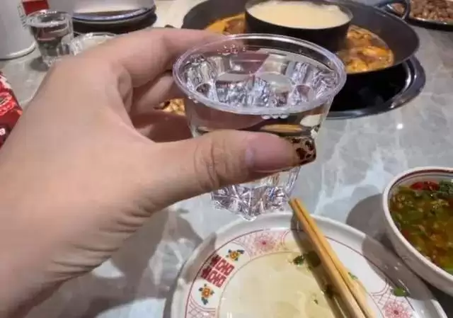 河南美女“大晨”去世年仅28岁,一口能喝三两白酒