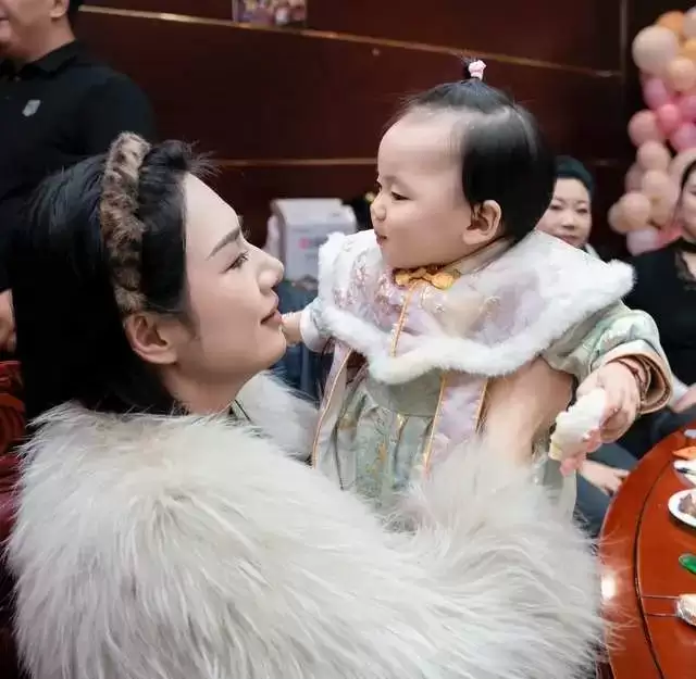 河南美女“大晨”去世年仅28岁,一口能喝三两白酒