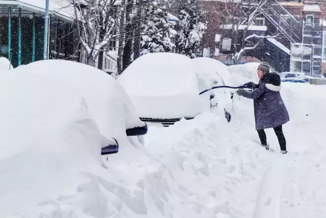 加拿大天气乱套了：冬季风暴、暴雨和大雪同时冲击加拿大各地