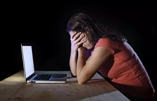 年薪百万的华人状元工程师，被硅谷大厂逼到自杀