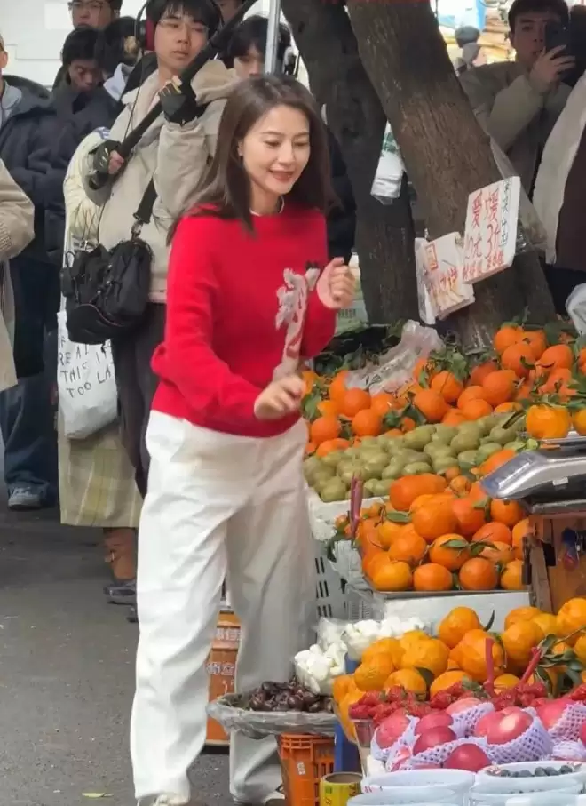 成都街头偶遇46岁高圆圆:生图暴露了真实颜值,赵又廷福气不小啊
