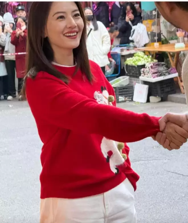 成都街头偶遇46岁高圆圆:生图暴露了真实颜值,赵又廷福气不小啊