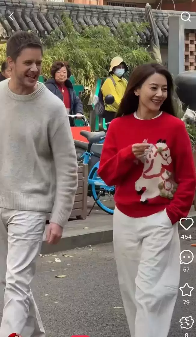 成都街头偶遇46岁高圆圆:生图暴露了真实颜值,赵又廷福气不小啊
