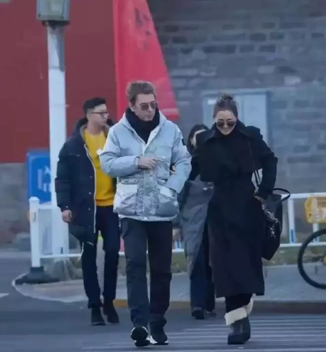 巩俐陪老外老公逛北京,年龄差被脚步踩碎,爱情早不是童话