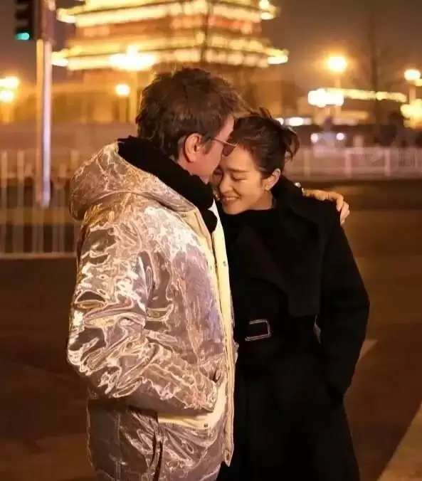 巩俐陪老外老公逛北京,年龄差被脚步踩碎,爱情早不是童话