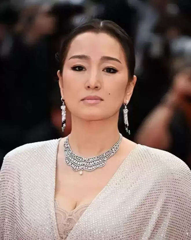 巩俐陪老外老公逛北京,年龄差被脚步踩碎,爱情早不是童话