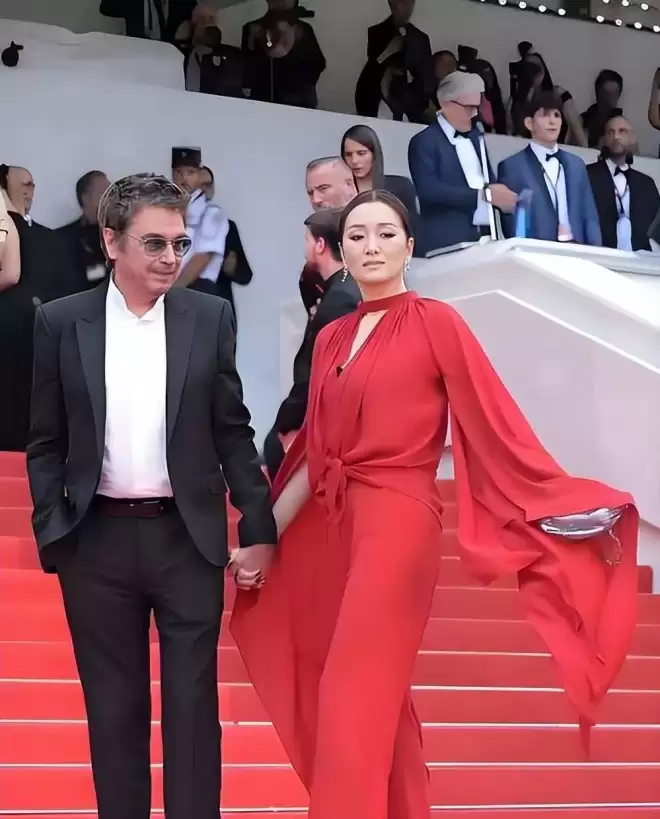 巩俐陪老外老公逛北京,年龄差被脚步踩碎,爱情早不是童话