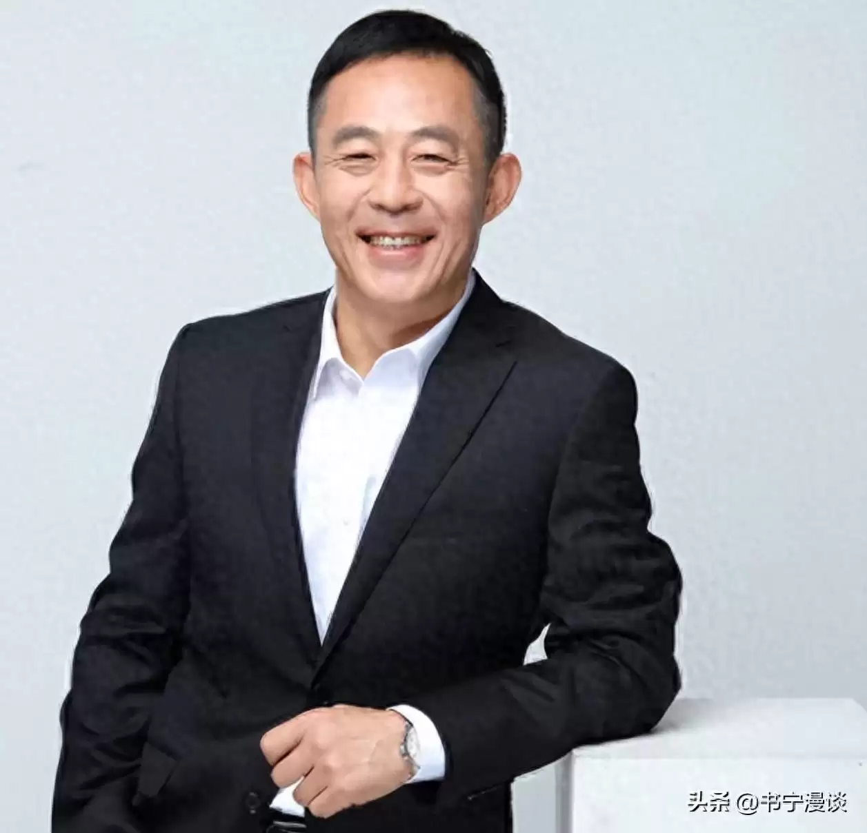 58岁侯勇抱2岁儿子现身 三婚妻子比他还高