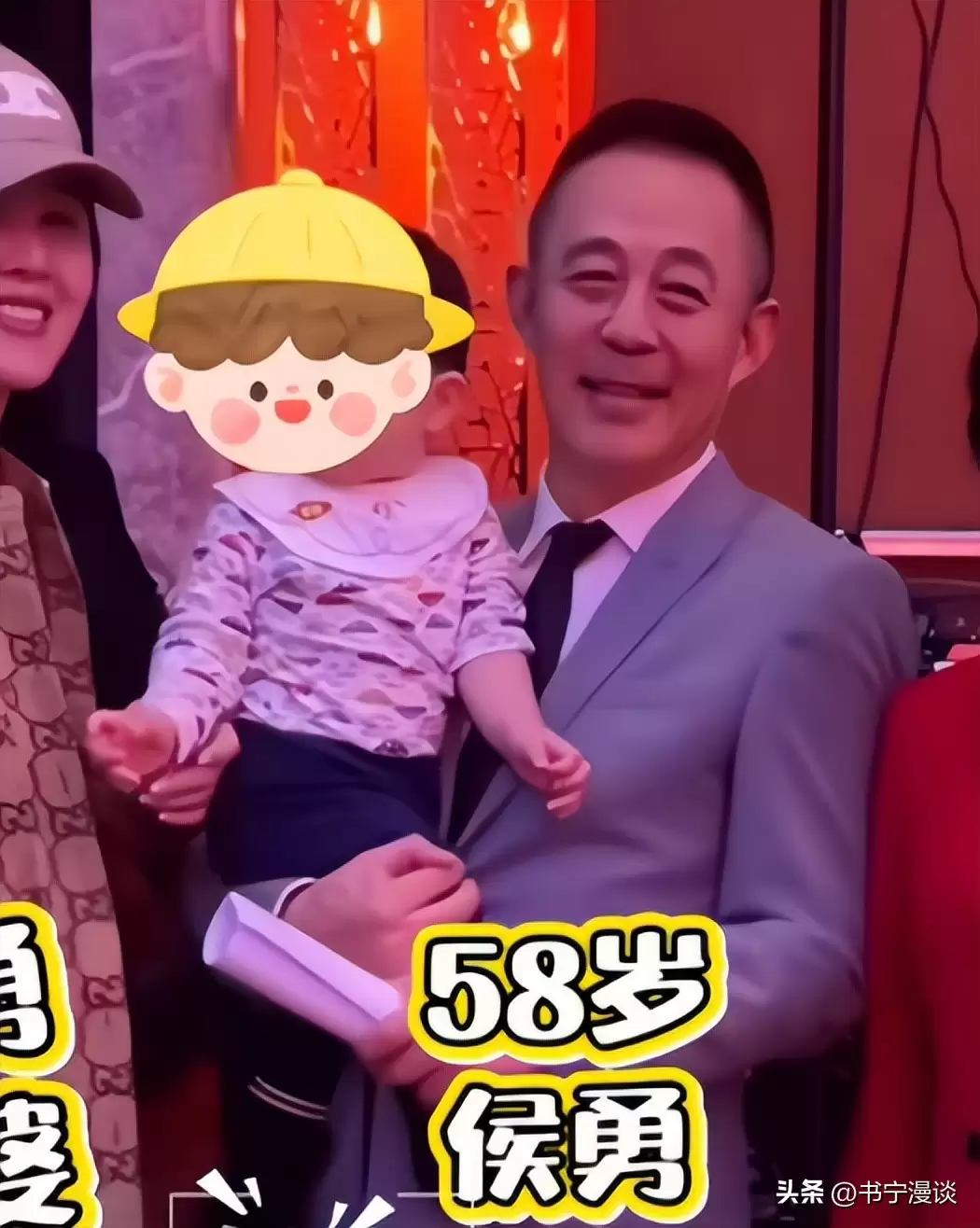 58岁侯勇抱2岁儿子现身 三婚妻子比他还高