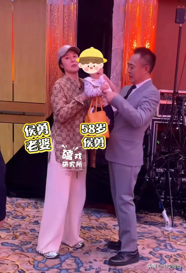 58岁侯勇抱2岁儿子现身 三婚妻子比他还高